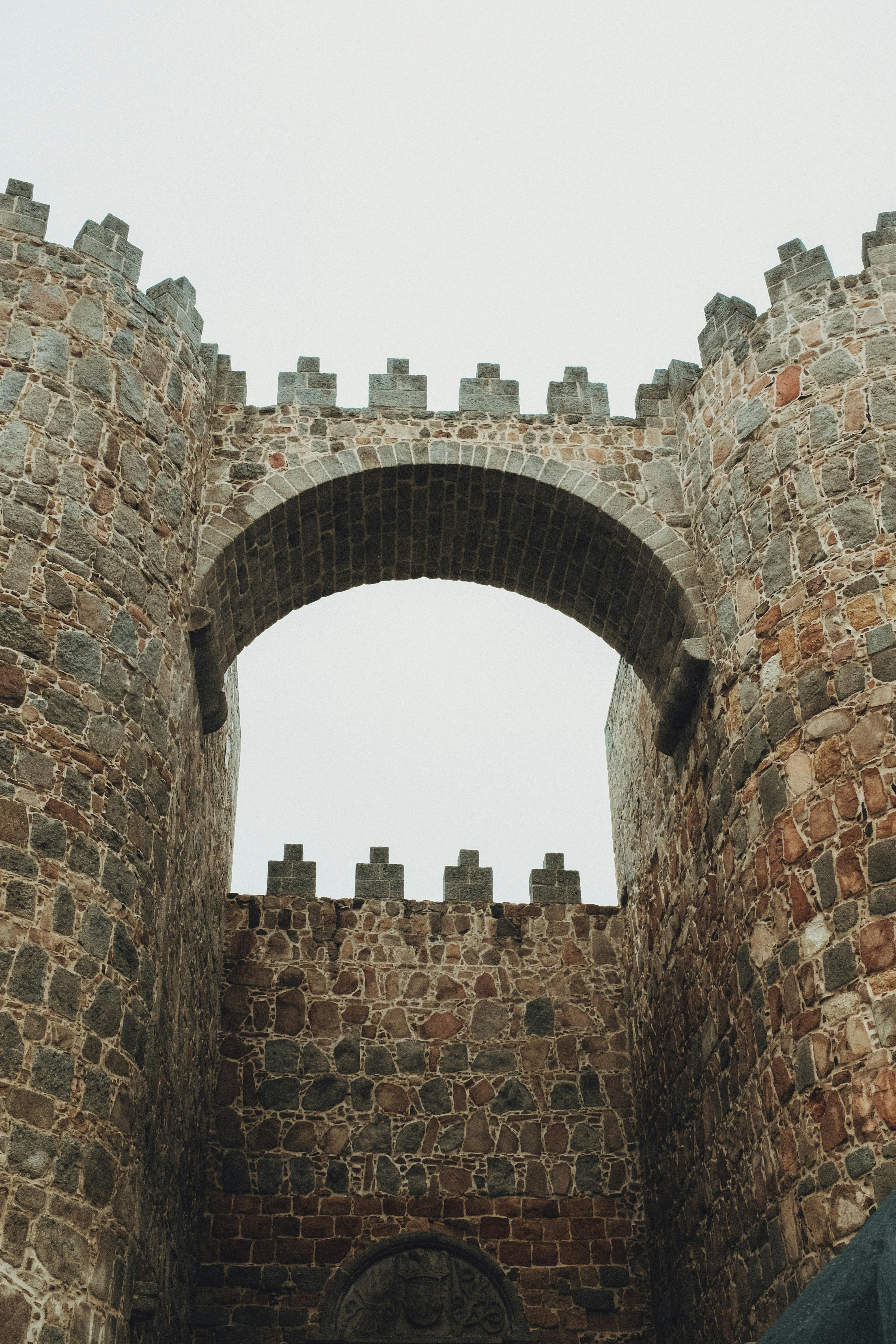 Registro 6 — Neverwinter: La Ciudad que Aprendió a Sobrevivir